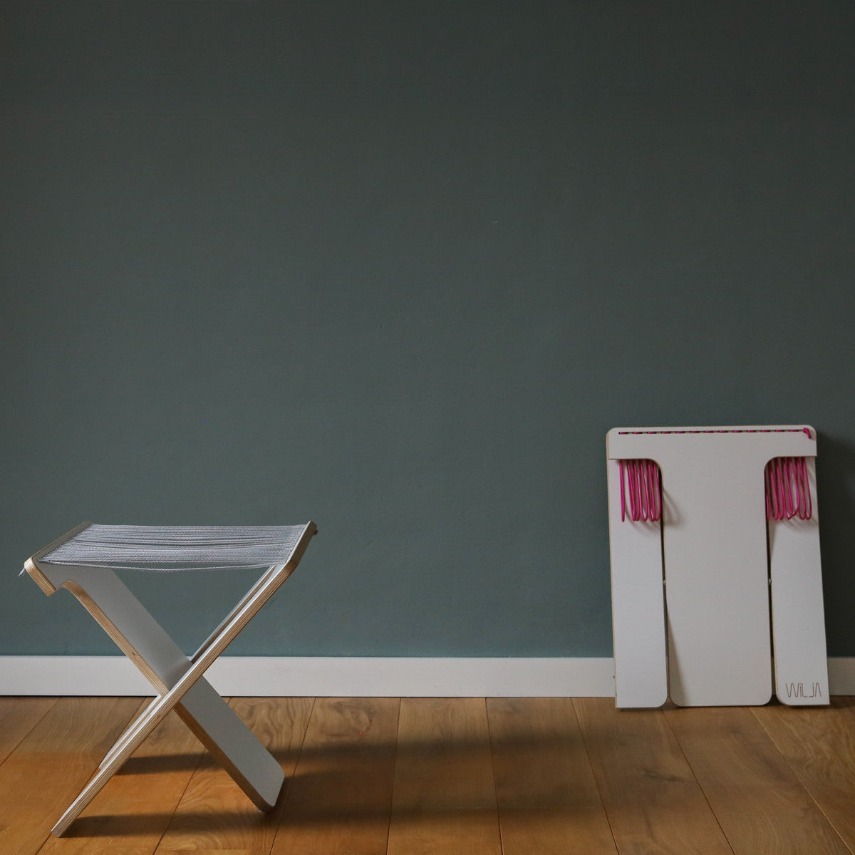 WILJA Klapphocker Karl faltbar aus Holz mit Seil in dunkelgrau im Zimmer mobiles Sitzmöbel nah