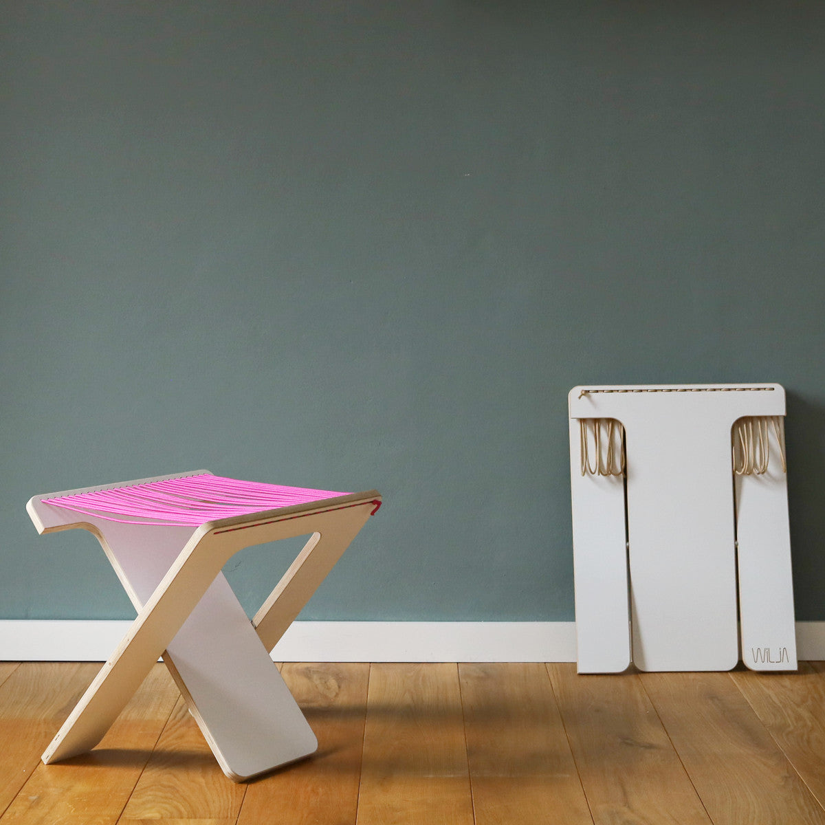 WILJA Klapphocker Karl faltbar aus Holz mit Seil in pink im Zimmer mobiles Sitzmöbel nah