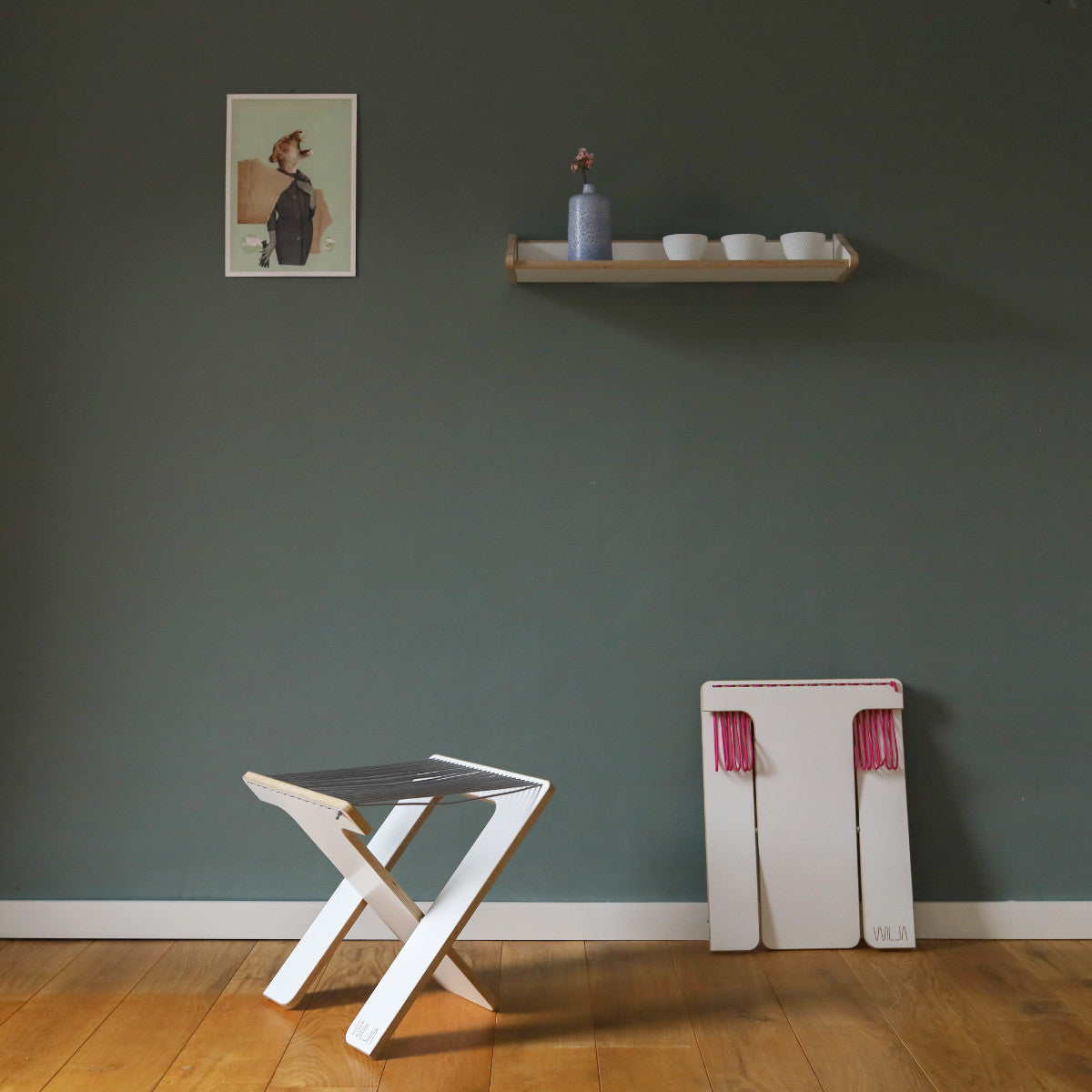 WILJA Klapphocker Karl faltbar aus Holz mit Seil in dunkelgrau im Zimmer mobiles Sitzmöbel von der Seite