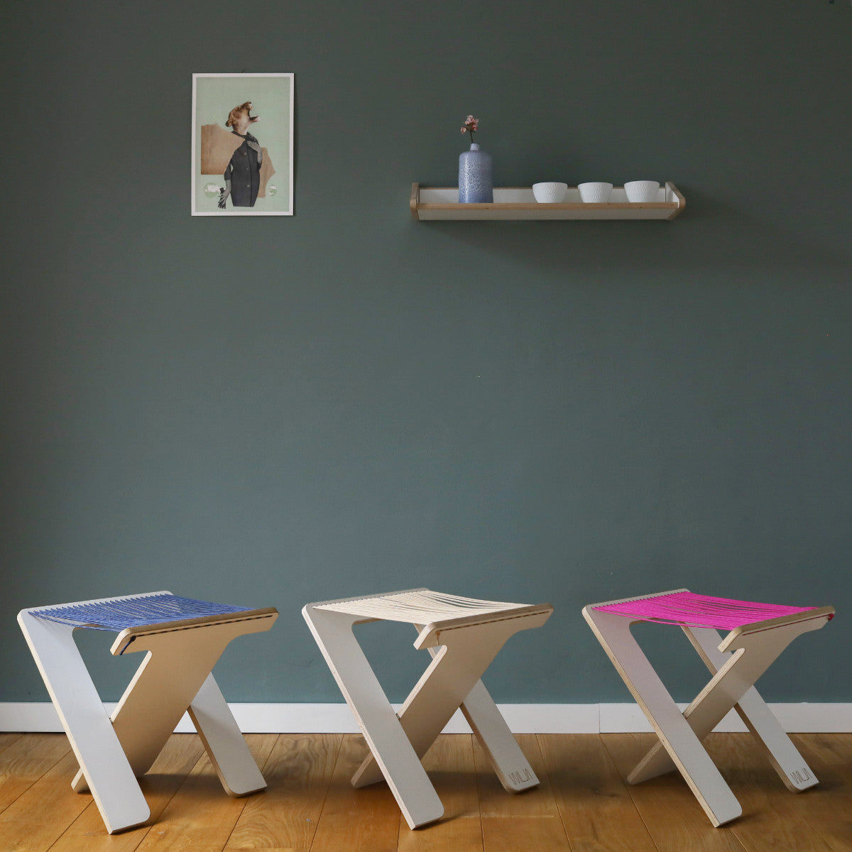 WILJA Klapphocker Karl faltbar aus Holz mit Seil in pink im Zimmer mobiles Sitzmöbel drei Farben