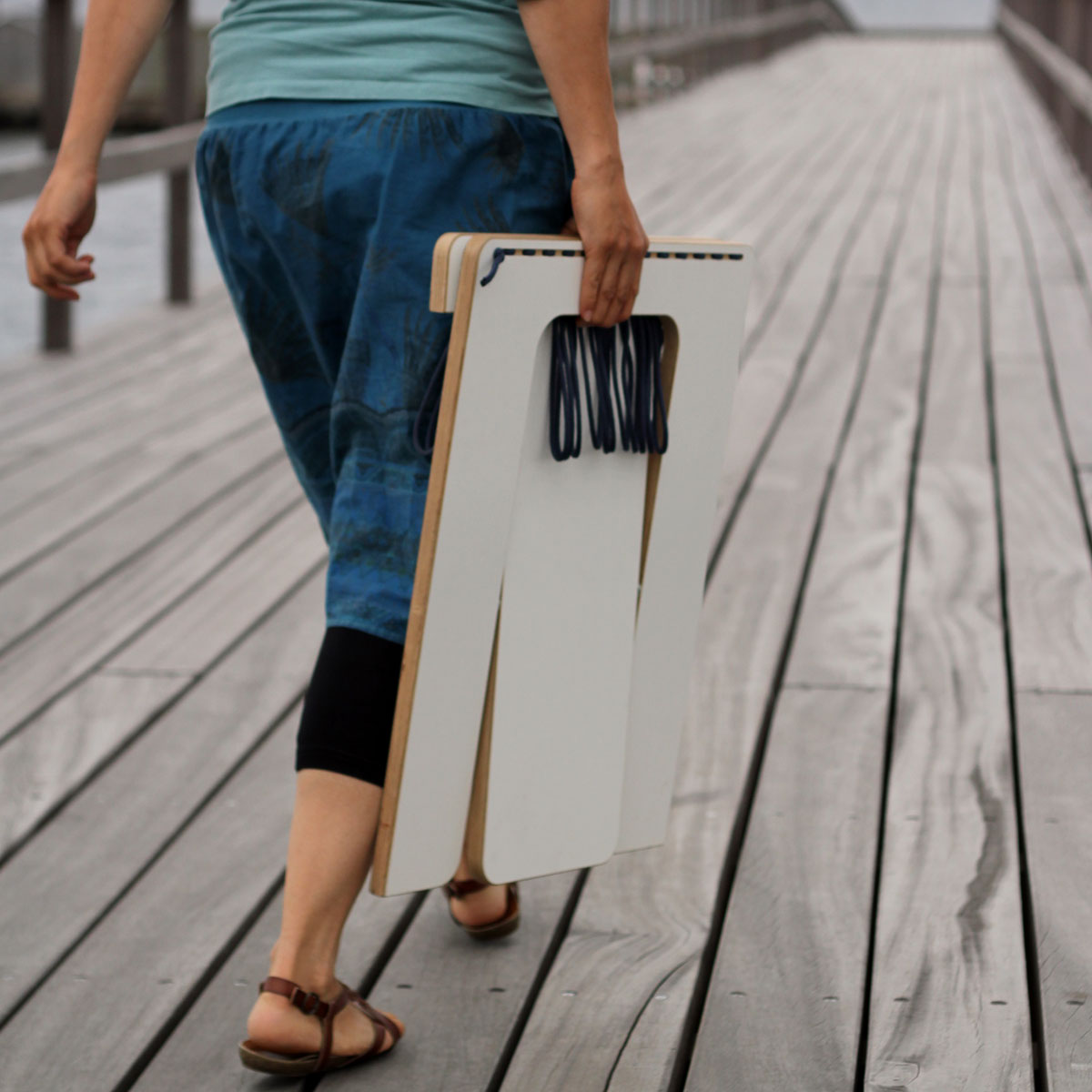 WILJA Klapphocker Karl faltbar aus Holz mit Seil in dunkelblau outdoor unterwegs auf Holzsteg
