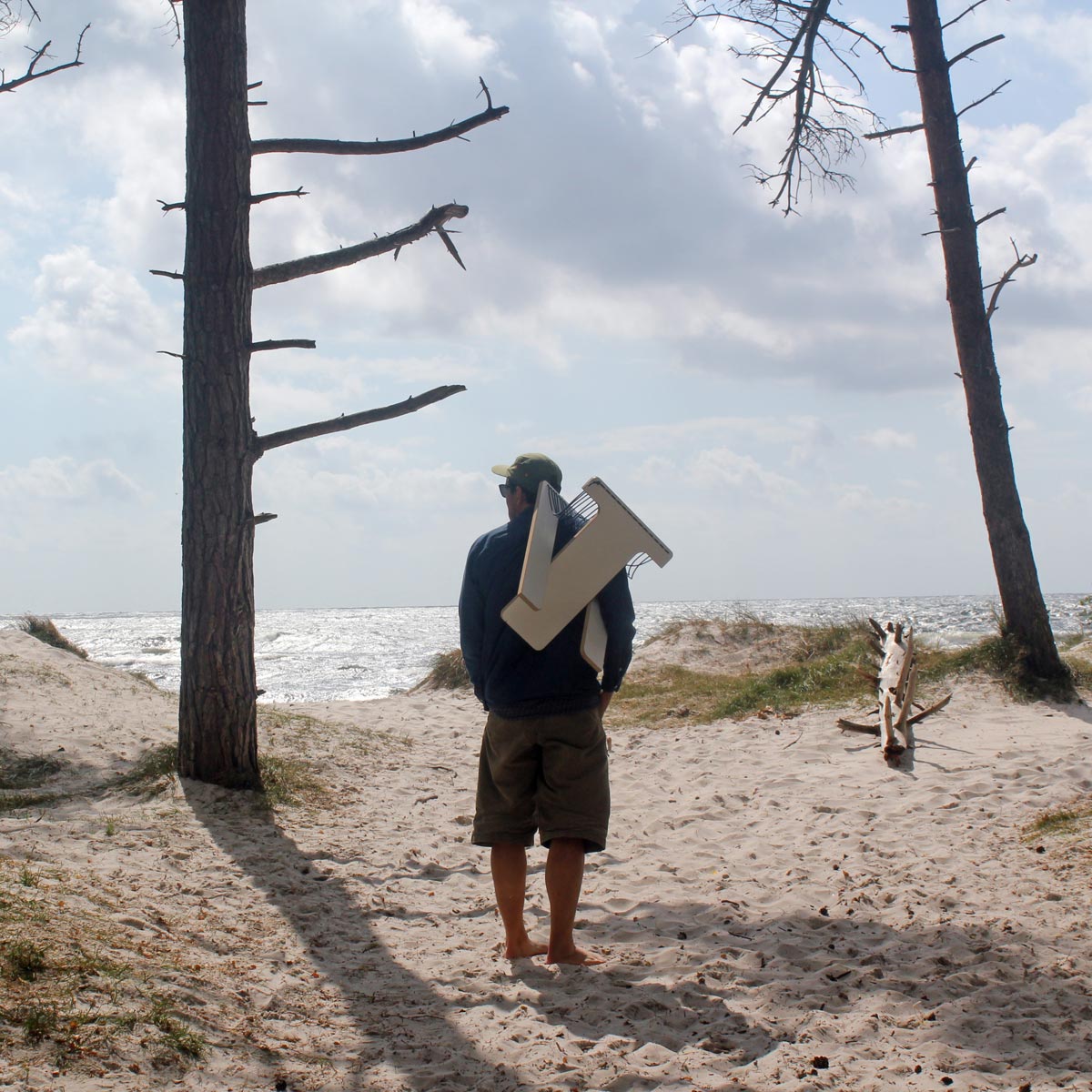 WILJA Klapphocker Karl faltbar aus Holz mit Seil in dunkelblau outdoor unterwegs in der Düne