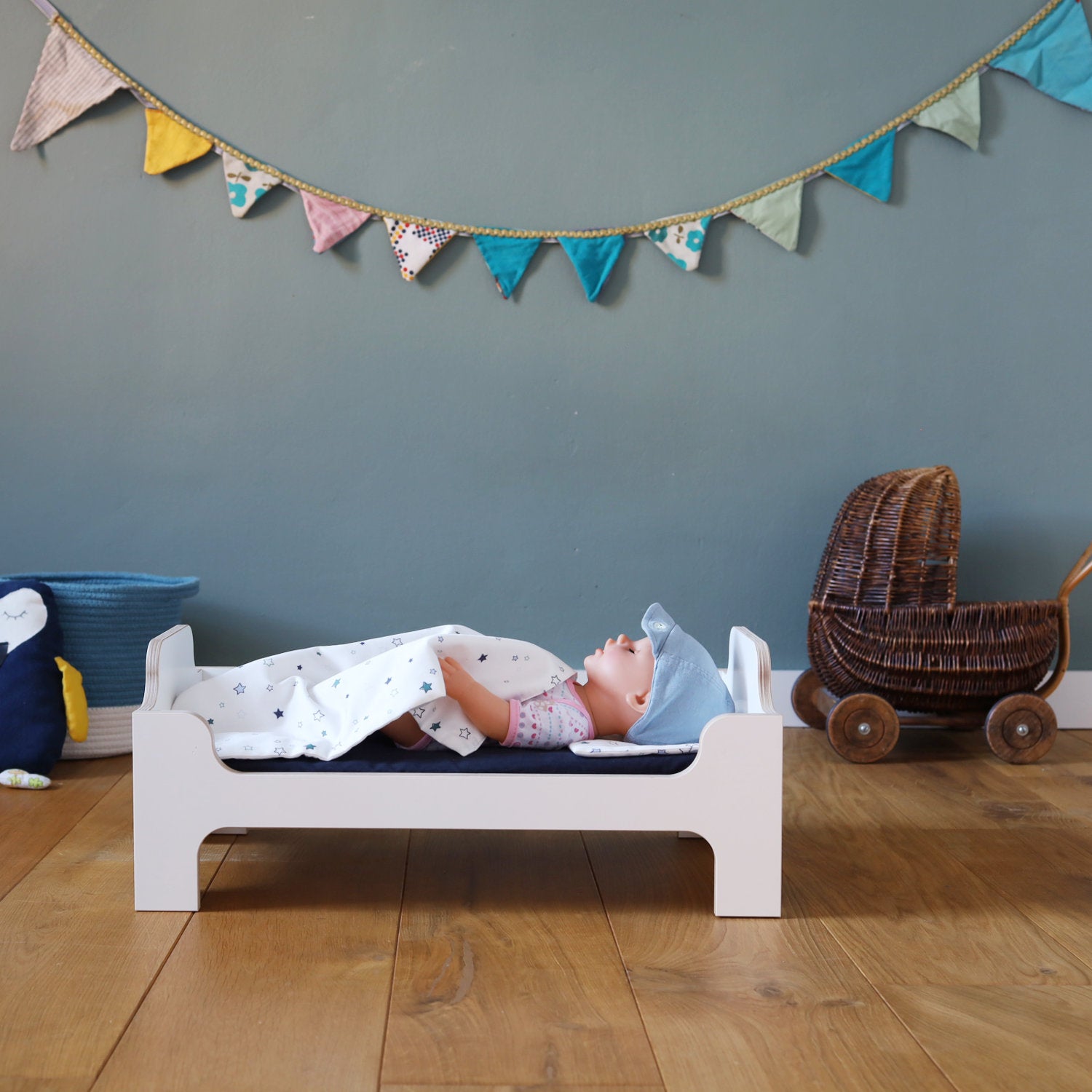 Puppenbett Minimi von Wilja aus Holz und Puppenbettwäsche