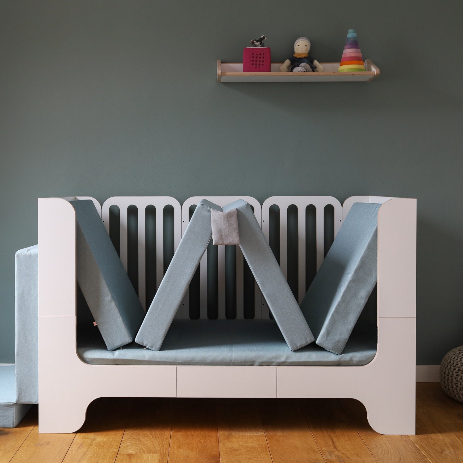Klapppolster und Spielpolster von Nanito mit Kinderbett Minimalmaxi von WILJA