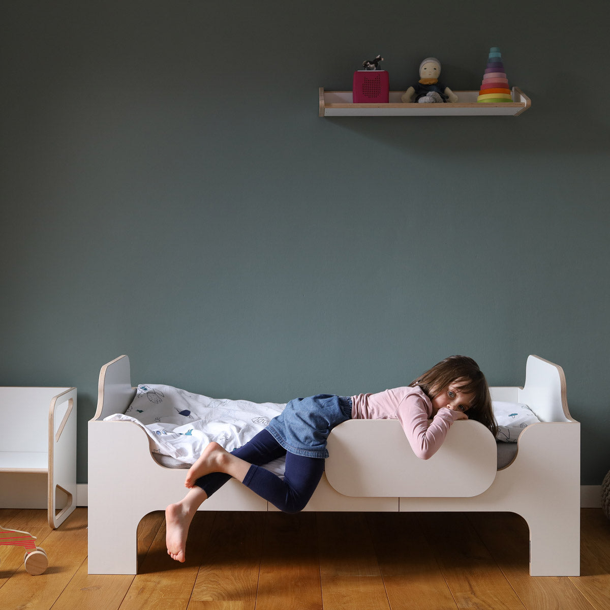 WILJA mitwachsendes Kinderbett als Juniorbett mit Länge 140 cm mit Rausfallschutz