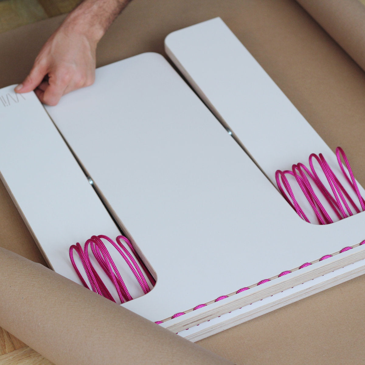 WILJA Klapphocker Karl faltbar aus Holz mit Seil in pink wird verpackt