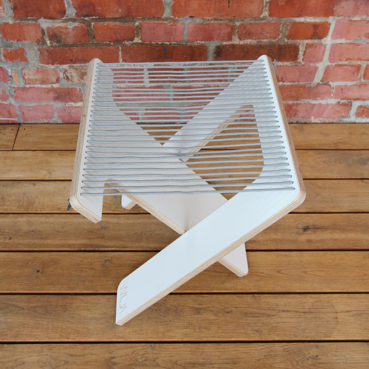 WILJA Klapphocker Karl faltbar aus Holz mit Seil in dunkelgrau auf Terrasse von oben