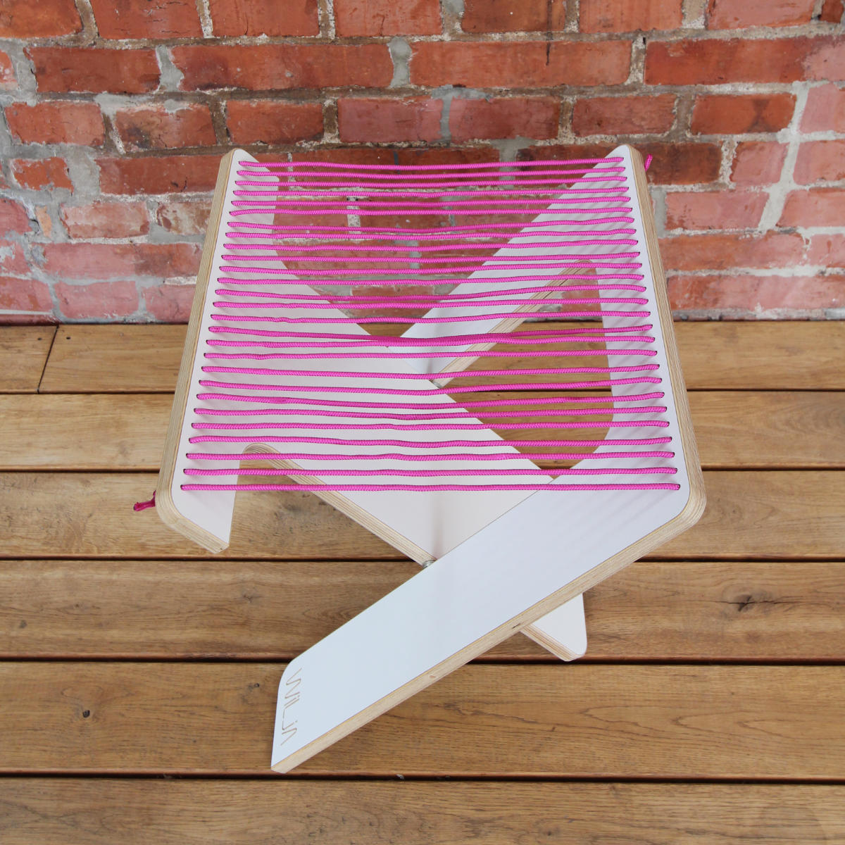 WILJA Klapphocker Karl faltbar aus Holz mit Seil in pink auf Terrasse von oben