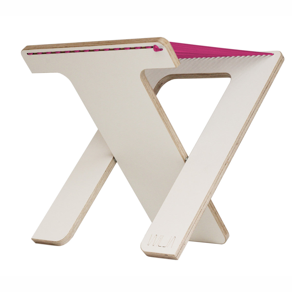 WILJA Klapphocker Karl faltbar aus Holz mit Seil in pink Freisteller schräg vorne
