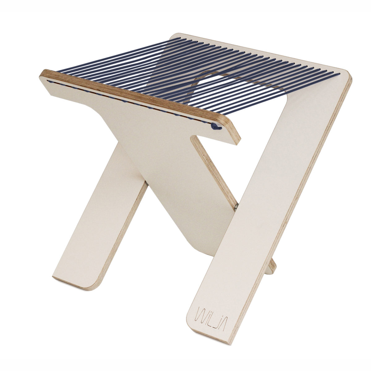 WILJA Klapphocker Karl faltbar aus Holz mit Seil in dunkelblau Freisteller schräg oben