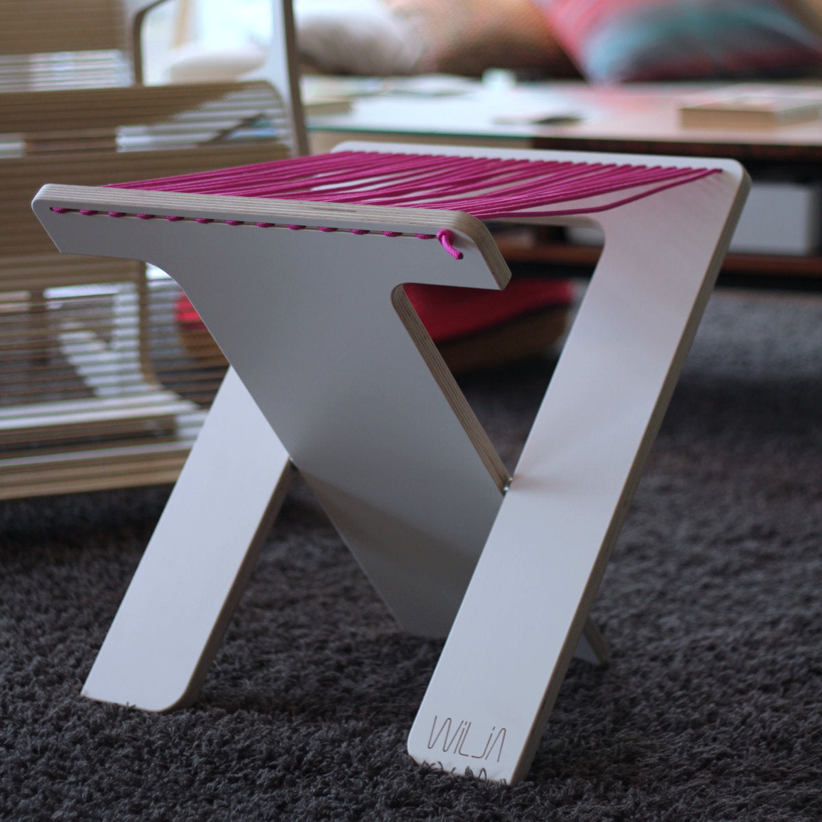 WILJA Klapphocker Karl faltbar aus Holz mit Seil in pink im Wohnzimmer