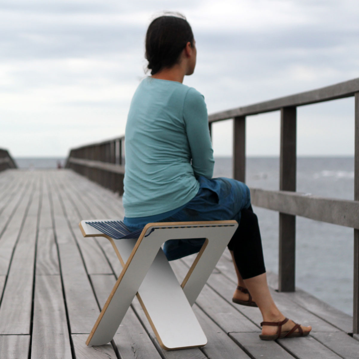 WILJA Klapphocker Karl faltbar aus Holz mit Seil in dunkelblau outdoor sitzend auf Holzsteg