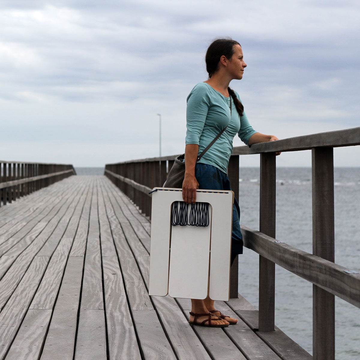 WILJA Klapphocker Karl faltbar aus Holz mit Seil in dunkelblau outdoor unterwegs zusammengeklappt auf Holzsteg