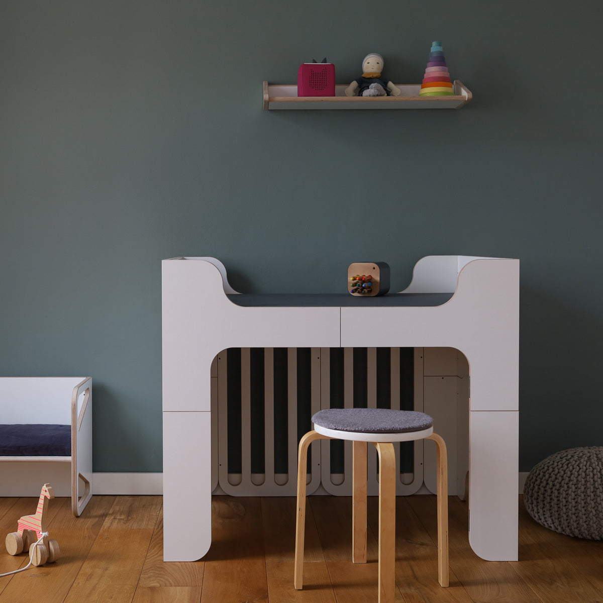 WILJA aus Minimalmaxi Kinderbett wird Schreibtisch von vorne dunkelblau