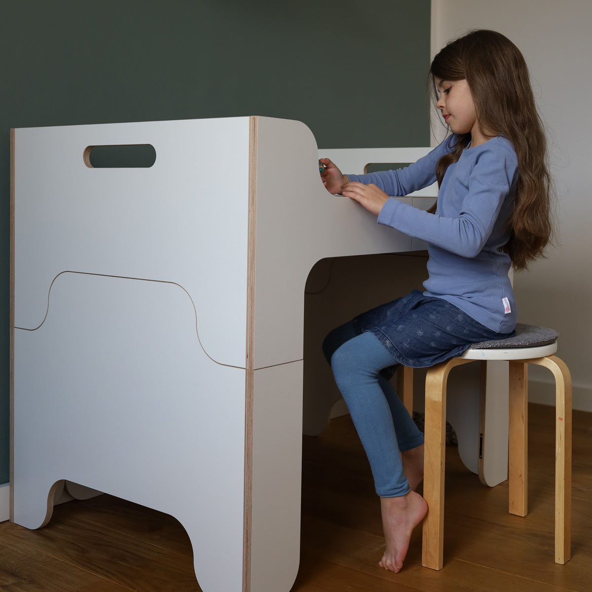 WILJA aus Minimalmaxi Kinderbett wird Schreibtisch von der Seite