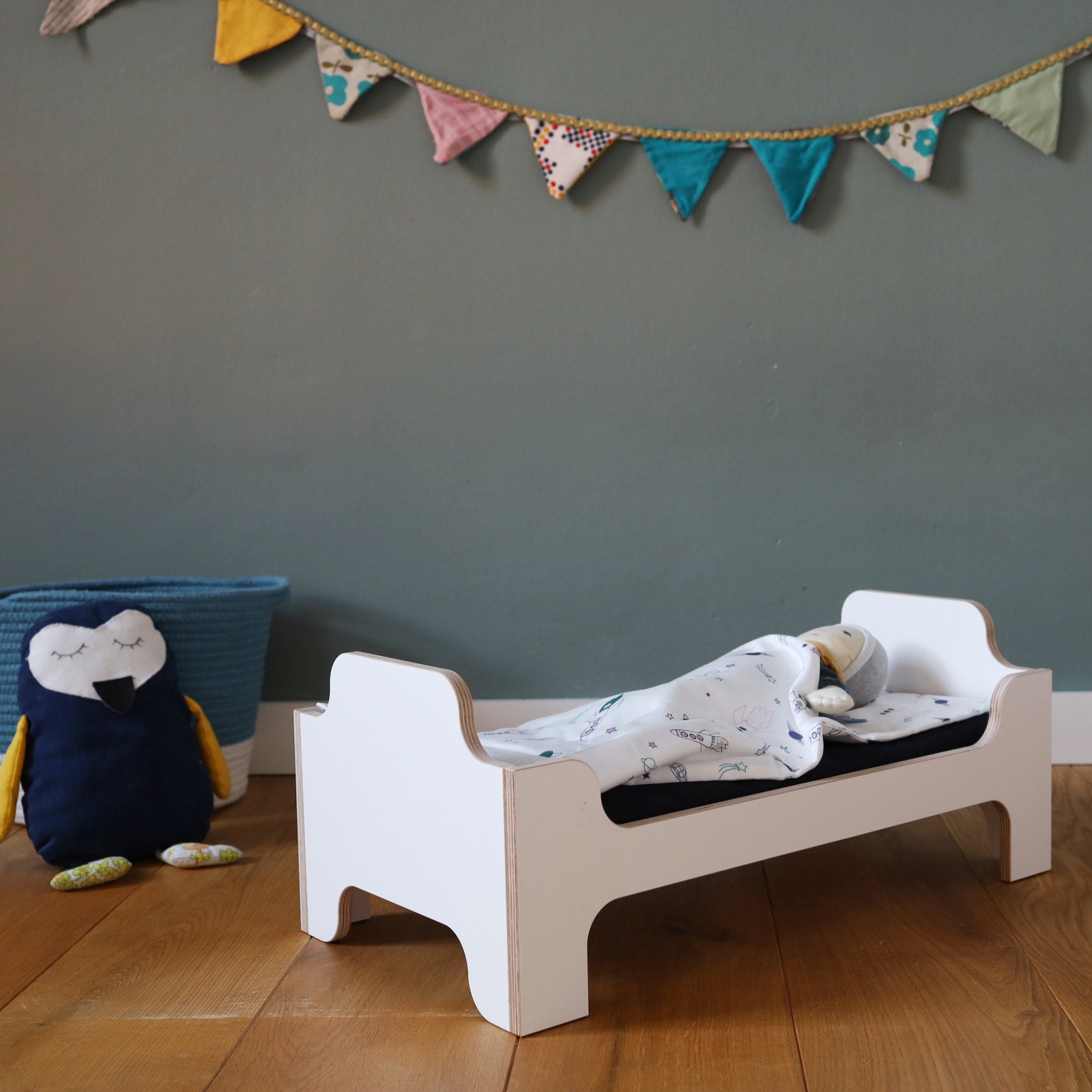 WILJA Puppenbett Minimi aus Holz weiß mit Puppenbettwäsche Ready Rocket
