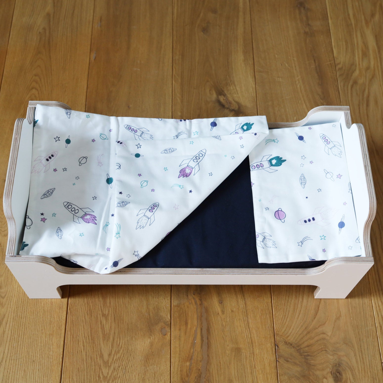 WILJA Puppenbett mit Puppenbettwäsche Ready Rocket von Katha Covers