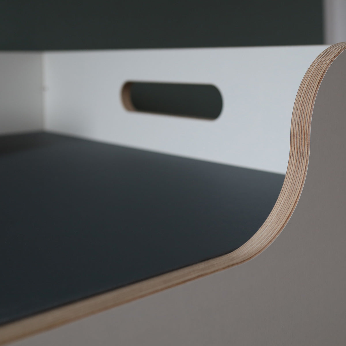 WILJA aus Minimalmaxi Kinderbett wird Schreibtisch im Detail dunkelblau