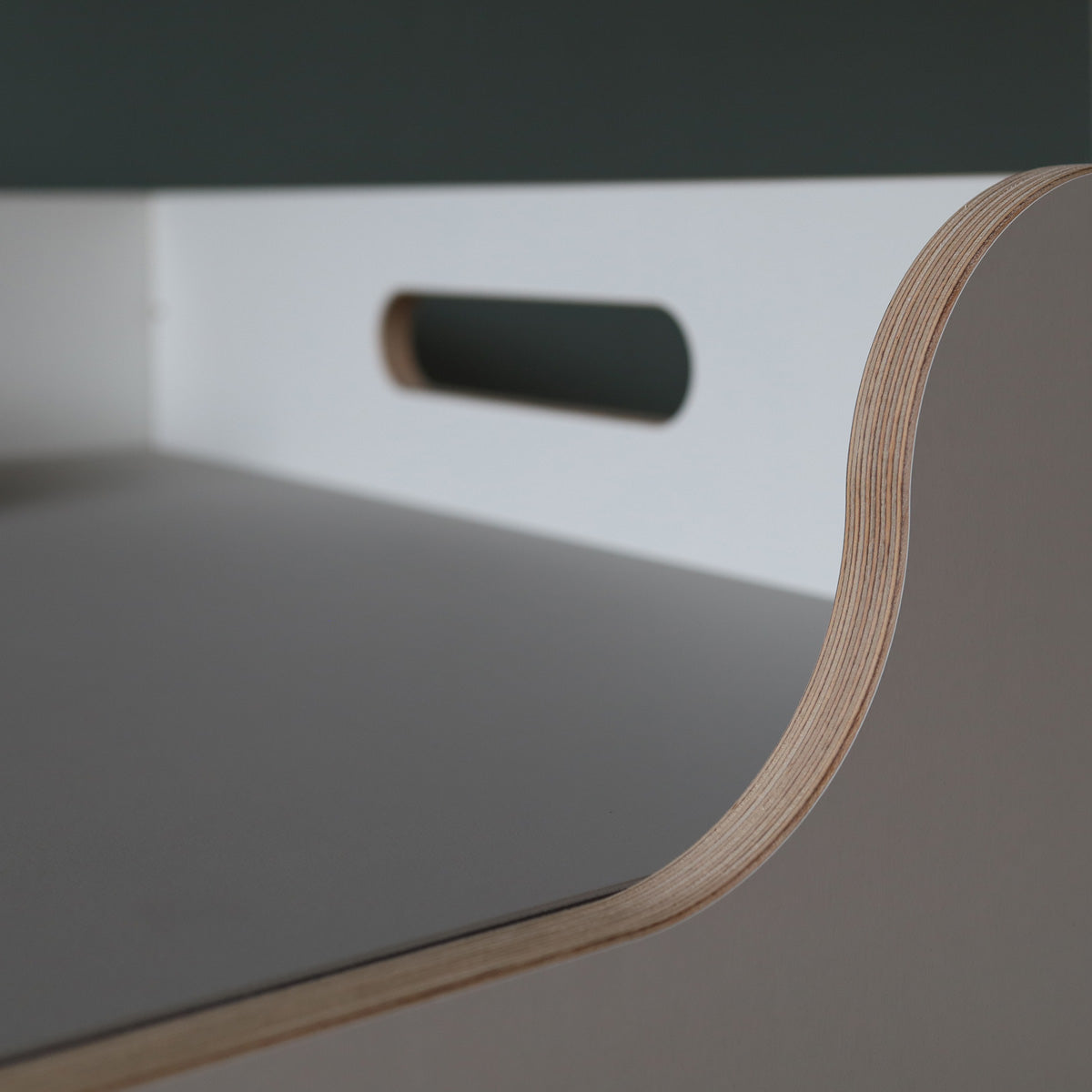 WILJA aus Minimalmaxi Kinderbett wird Schreibtisch im Detail warmgrau