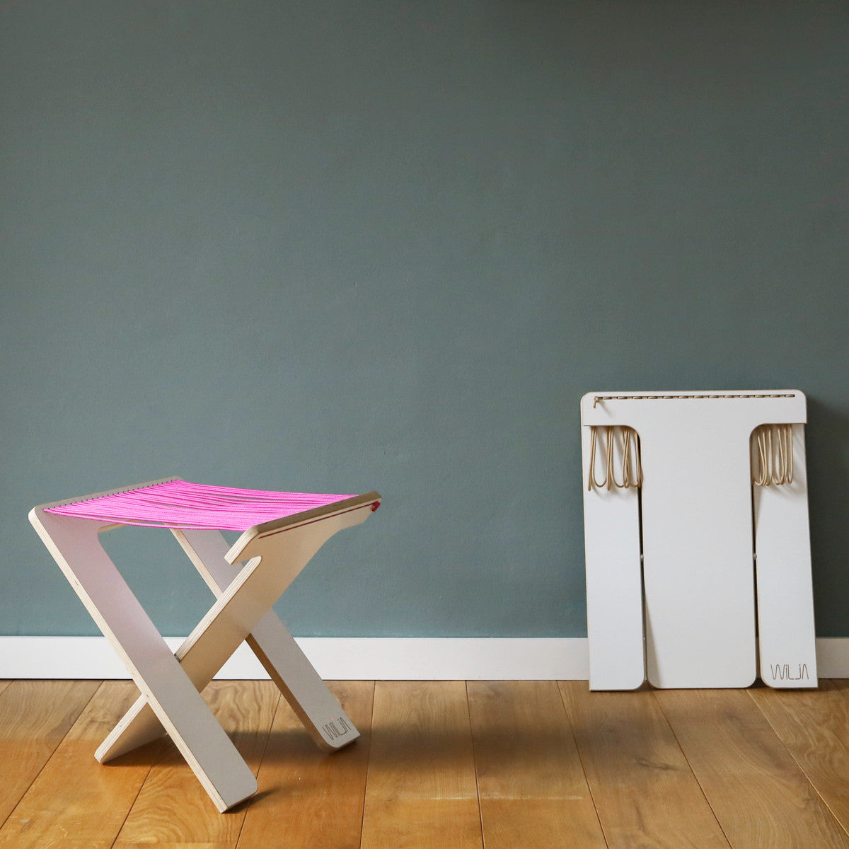 WILJA Klapphocker Karl faltbar aus Holz mit Seil in pink im Zimmer mobiles Sitzmöbel Nahaufnahme