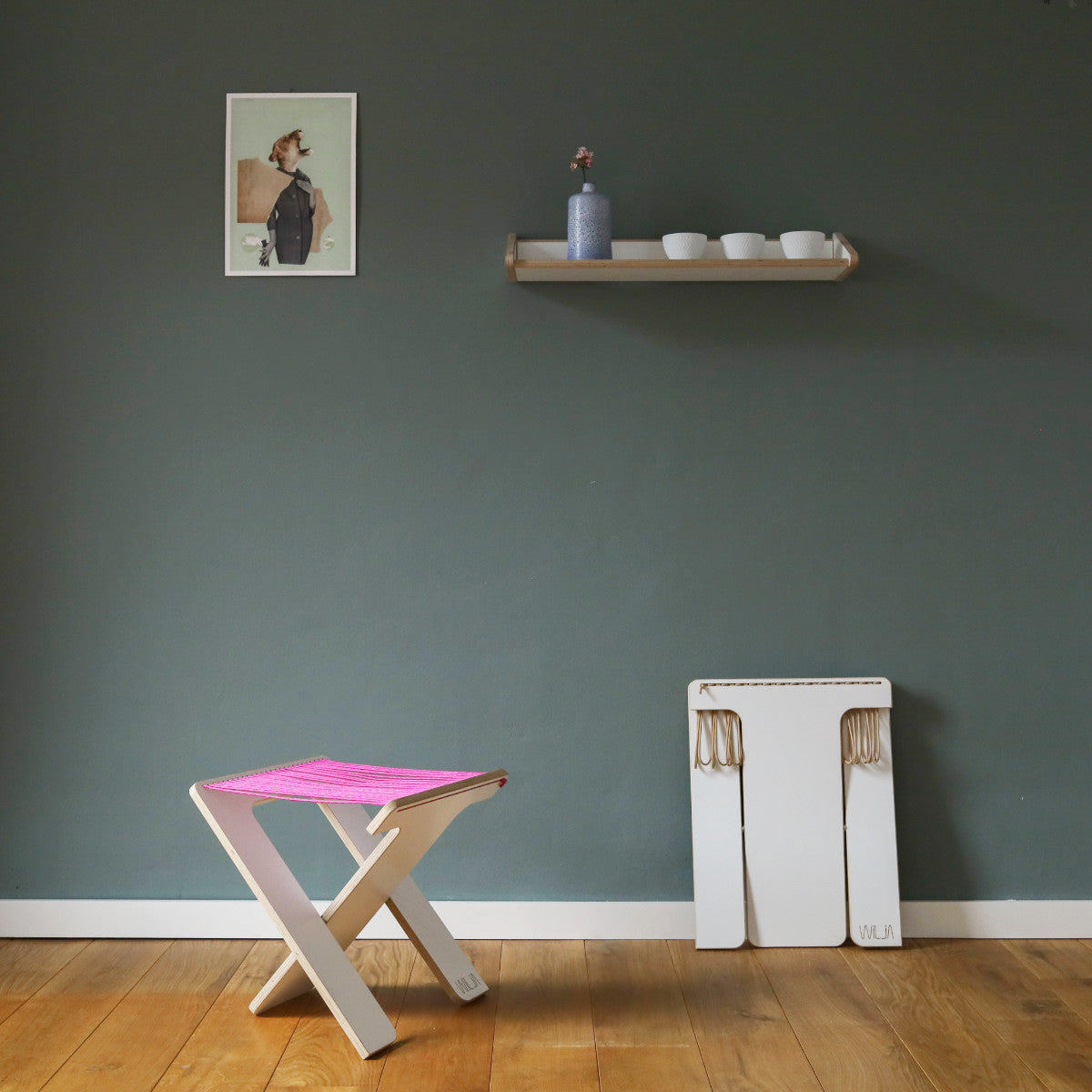 WILJA Klapphocker Karl faltbar aus Holz mit Seil in pink im Zimmer mobiles Sitzmöbel im Licht