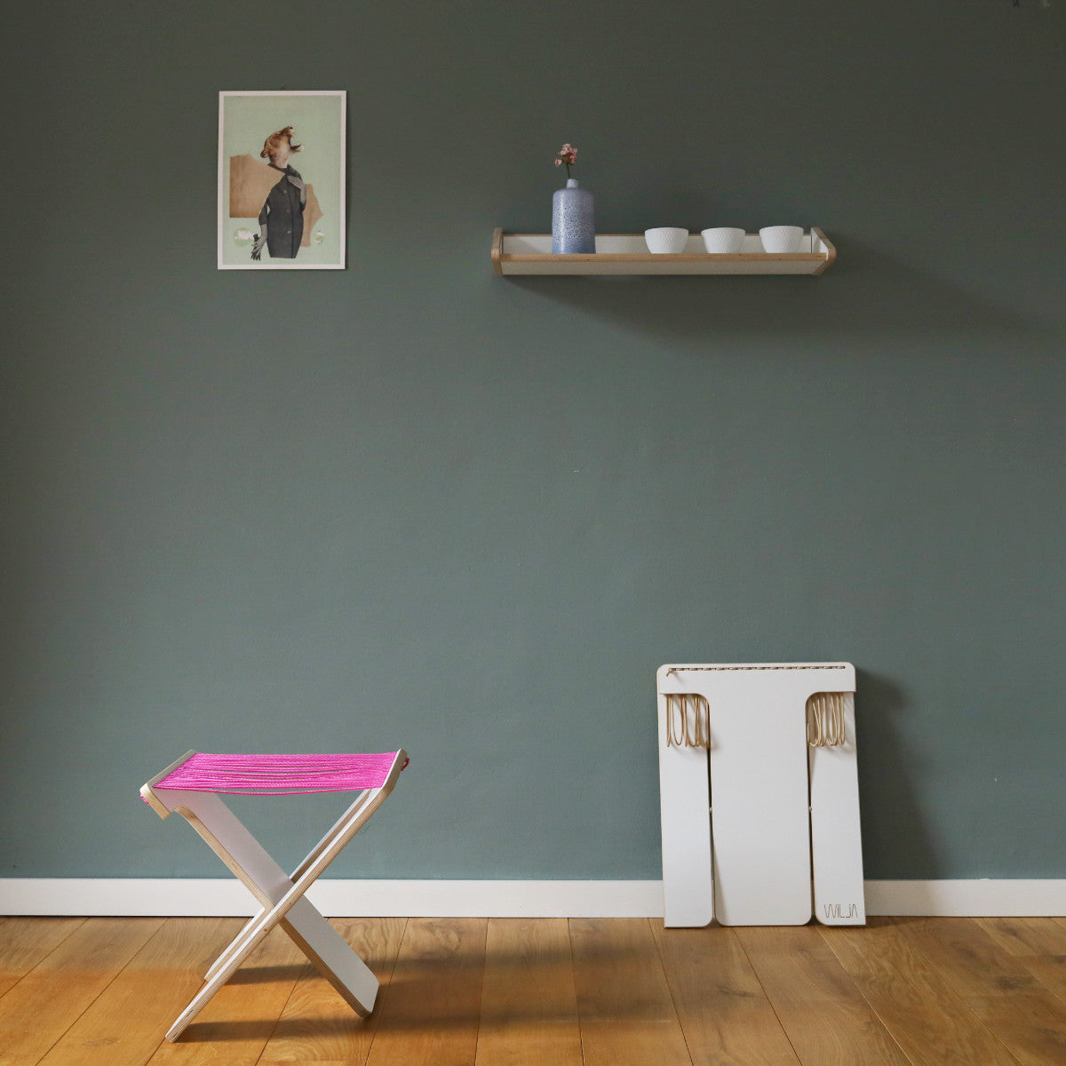 WILJA Klapphocker Karl faltbar aus Holz mit Seil in pink im Zimmer mobiles Sitzmöbel von vorne