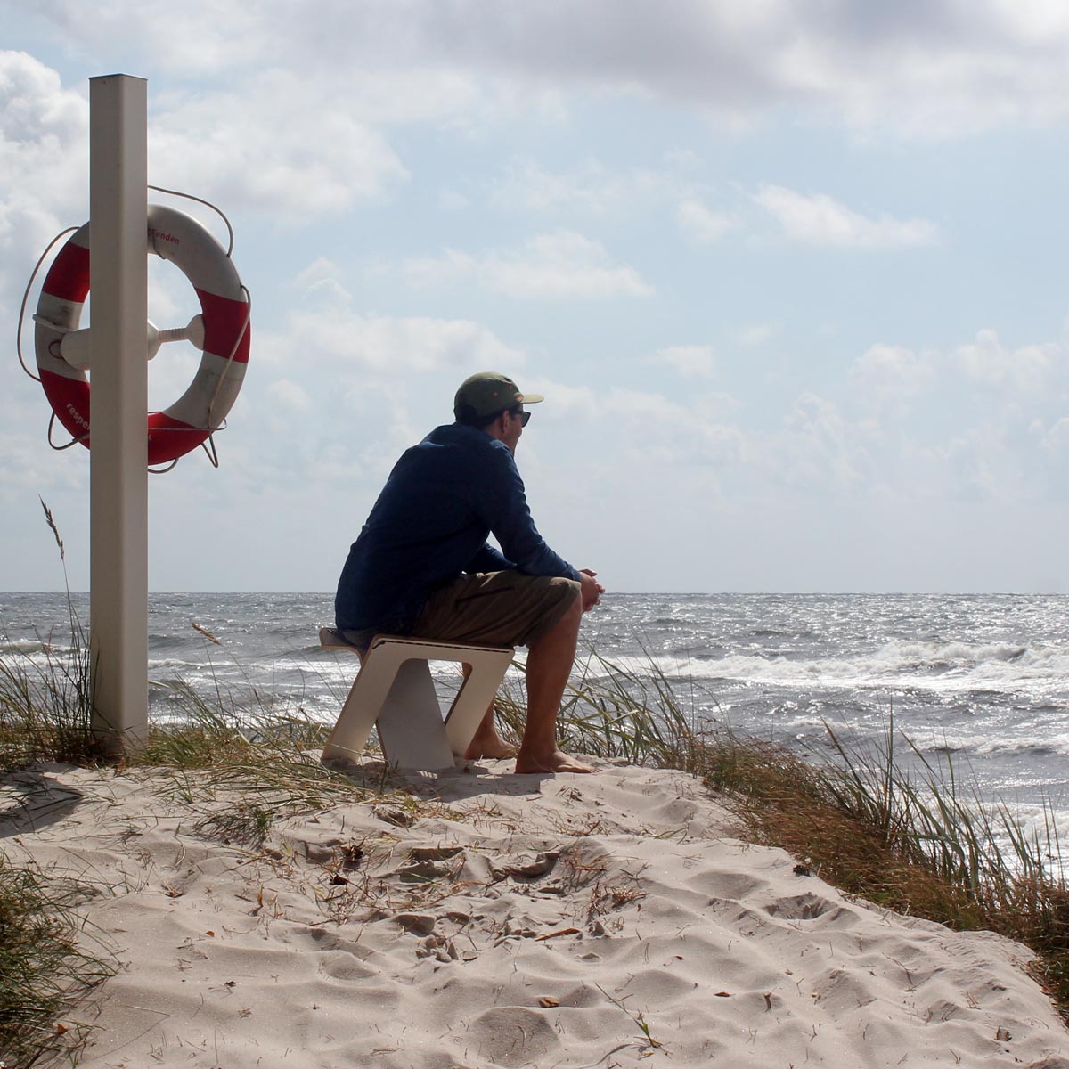 WILJA Klapphocker Karl faltbar aus Holz mit Seil in dunkelblau outdoor unterwegs sitzend am Strand