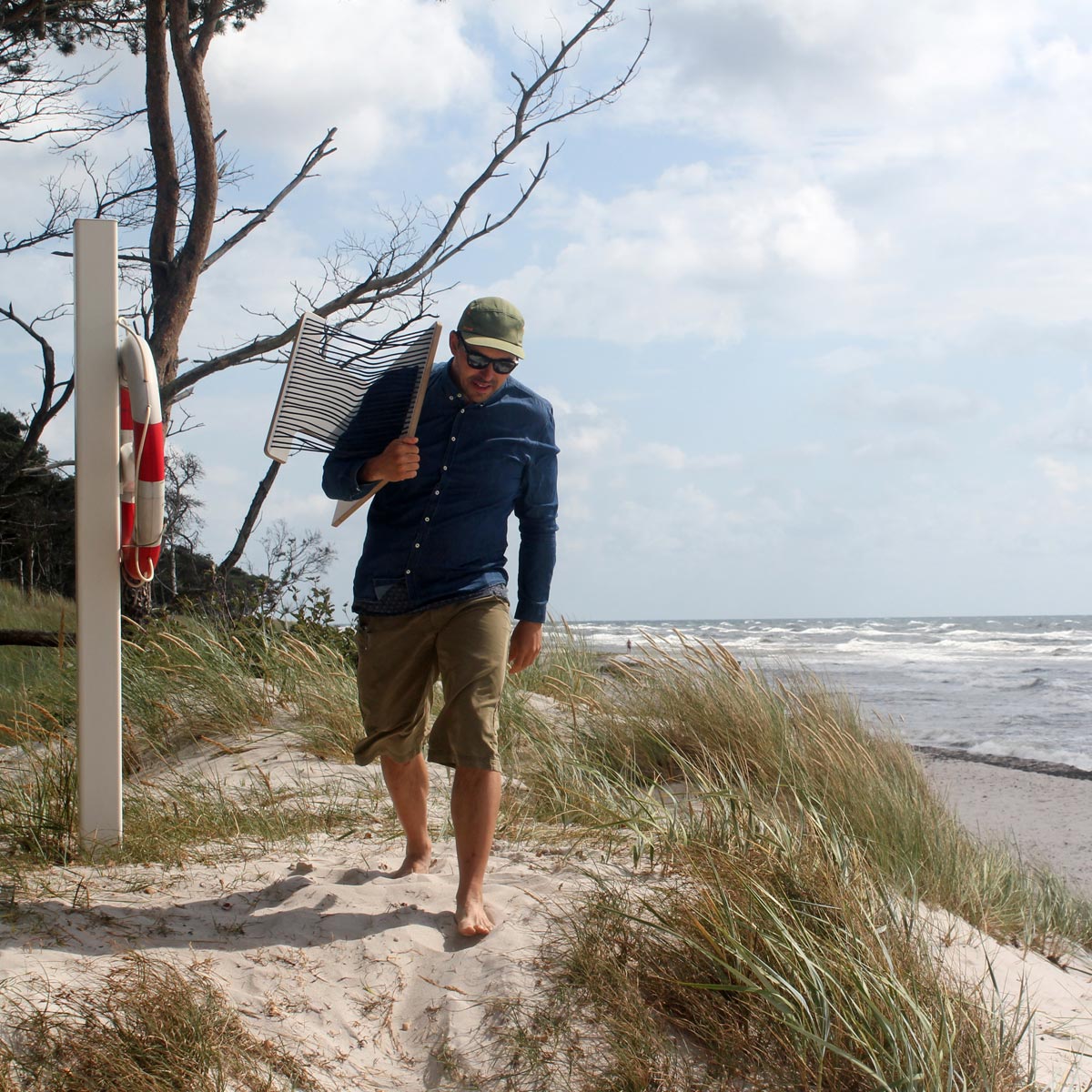 WILJA Klapphocker Karl faltbar aus Holz mit Seil in dunkelblau outdoor unterwegs Begleiter am Strand