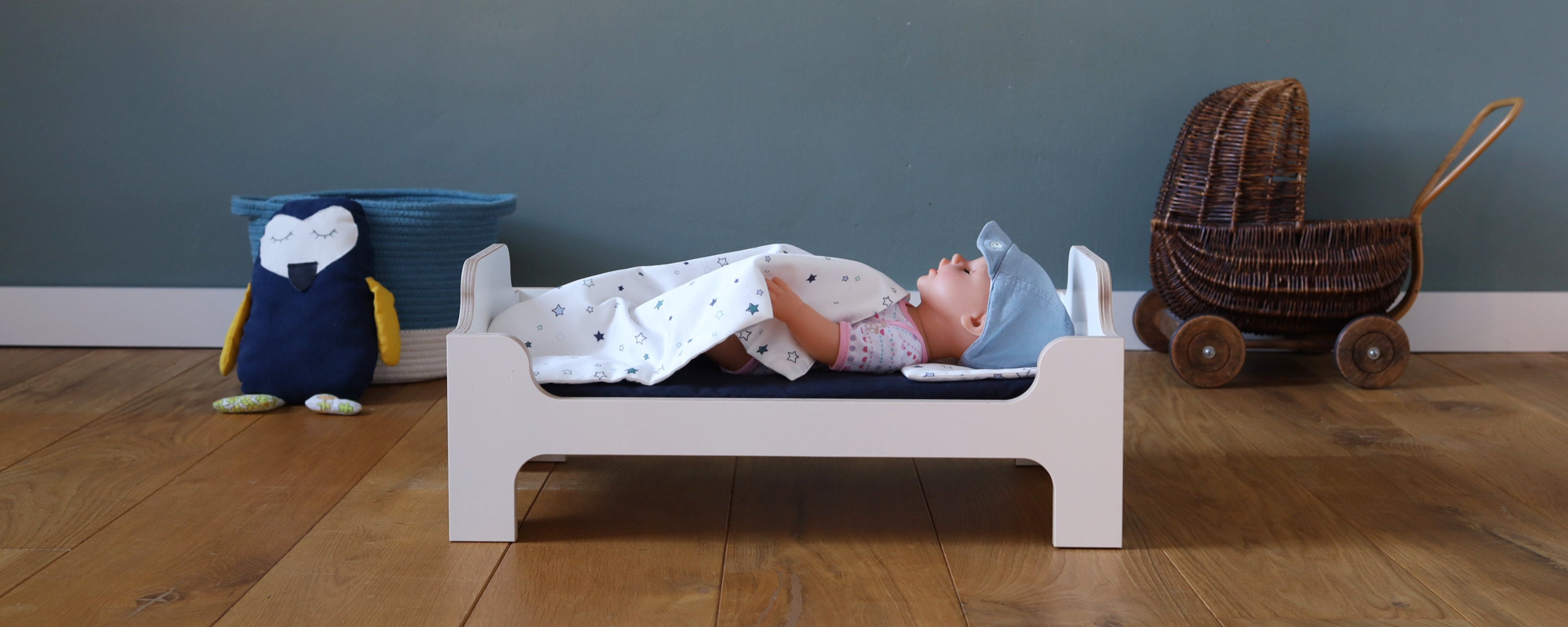 Puppenbett Minimi von Wilja weiss aus Holz mit Puppenbettwäsche