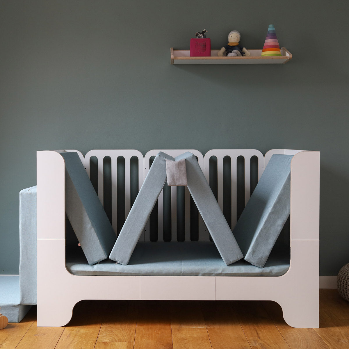 Polsterset von Nanito für Kinderbett Minimalmaxi als Sofa Polster aufgestellt
